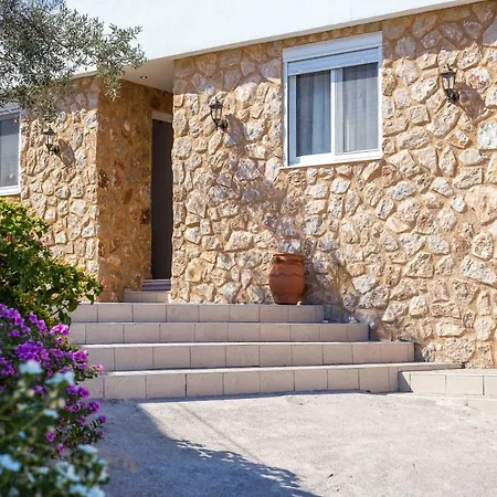 Errik Luxury House בית נופש פליראקי